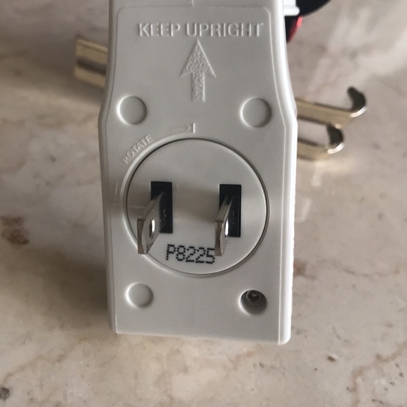 Bath and Bodywork’s Wallflowers fragrance plug in penguin skiing light holiday - Picture 7 of 10